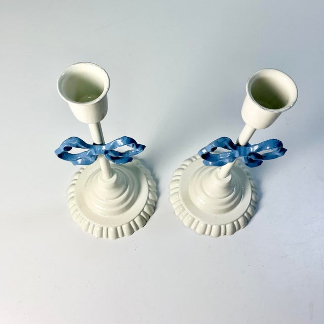 Metal 1970s Vintage French Chippendale Boho Chic Ribbon Bows Candlestick Holders - A Pair. For Sale - Image 7 of 11