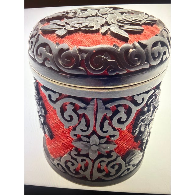 1900 - 1909 Antique Chinese Carved Cinnabar Lacquer Trinket Jewelry Floral Black and Red 4” For Sale - Image 5 of 12