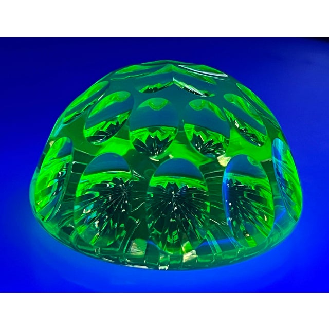 Art Deco Vintage Webb & Corbett 1930's Yellow Vaseline / Uranium Glass Faceted Paperweight For Sale - Image 3 of 8