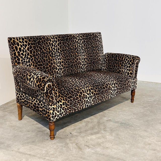 Width: 220 cm Height: 91 cm Depth: 52 cm Striking vintage two-seater sofa upholstered in leopard-print velvet, combining a...