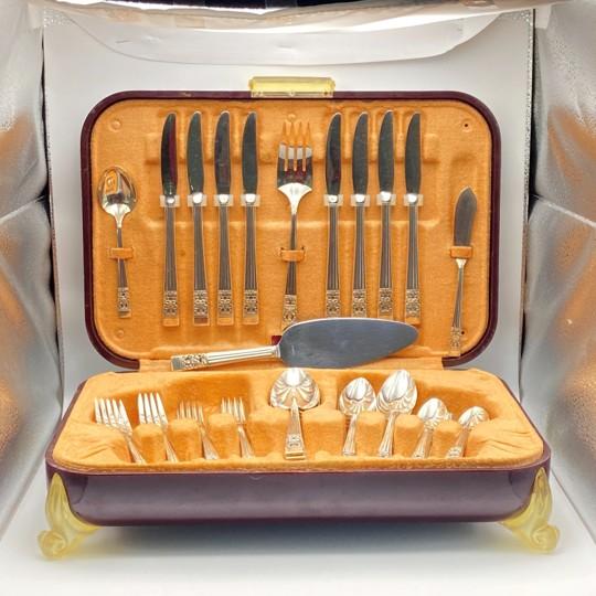 Oneida Oneida Community “Coronation” Silverplate Flatware Set: 58 Pieces - Service for 8 With Hostess Serving Pieces and Retro Storage Chest (Vintage 1950s) For Sale - Image 4 of 18