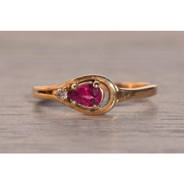1980s Uno Calle: Ruby and Natural Diamond Ring in Yellow Gold For Sale - Image 5 of 11