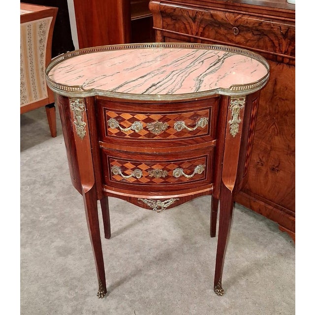 Louis XV Style Kidney-Shaped Commode in Marquetry with Pink Marble Top and Bronze Details For Sale - Image 5 of 7