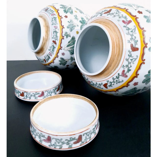 Pair of Chinese Porcelain Covered Ginger Jars For Sale In Portland, OR - Image 6 of 12