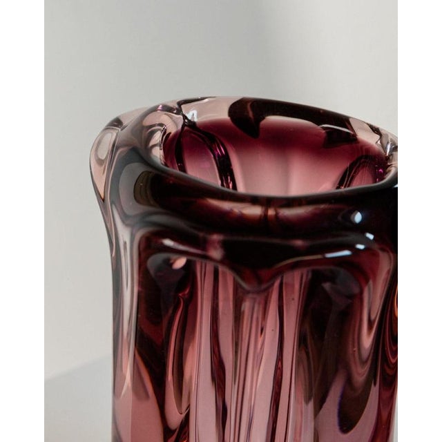 This vintage Murano glass vase from the 1960s is a beautiful example of handcrafted Italian art glass. Hand blown in an...