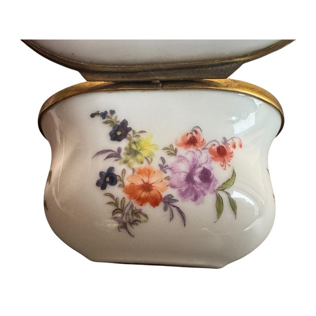 German Porcelain Snuff Box with Galante Garden Scene, 1700s For Sale - Image 4 of 9