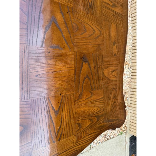 Late 20th Century Henredon Co French Louis XV Style Oak Inlaid Extension Dining Table With 2 Leaves. High End Furniture. For Sale - Image 15 of 15
