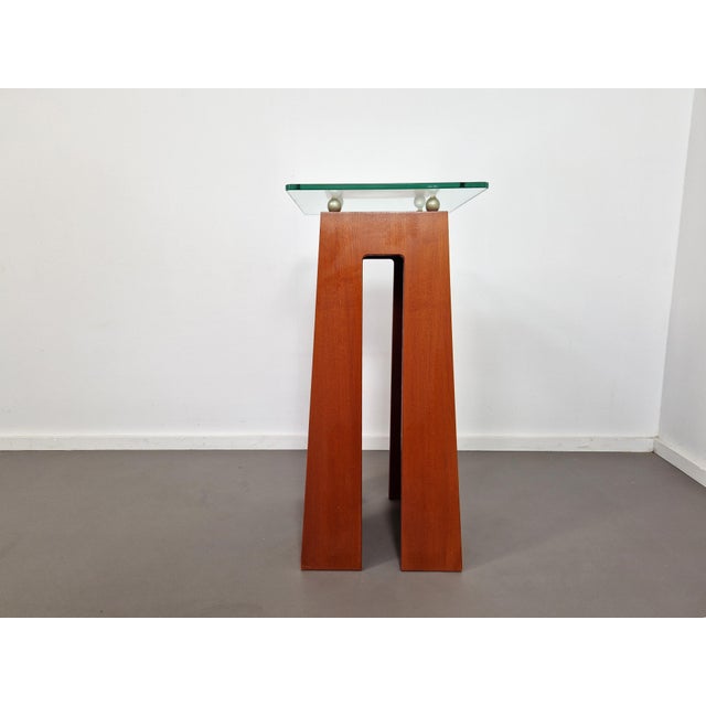 Fantastic postmodern pillar in wood with a thick glass top that rests on grey metal balls. Looks great as a standalone...