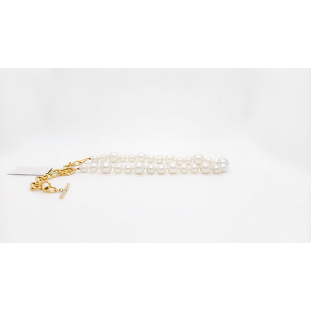 White Pearl Round Toggle Necklace in 14k Yellow Gold For Sale In Los Angeles - Image 6 of 9