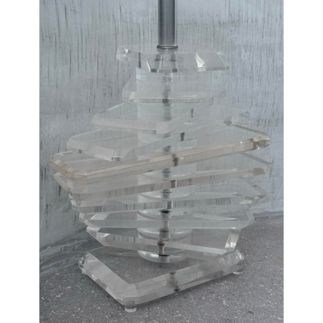 Mid 20th Century 1970’s ‘Karl Springer/ George Bullio Style’ Large Scale Stacked Pyramid Lucite & Silver Table Lamp For Sale - Image 5 of 12