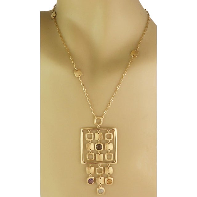 This is a gorgeous pendant and chain necklace. Crafted from 18k yellow gold with a textured and polished finish. The...