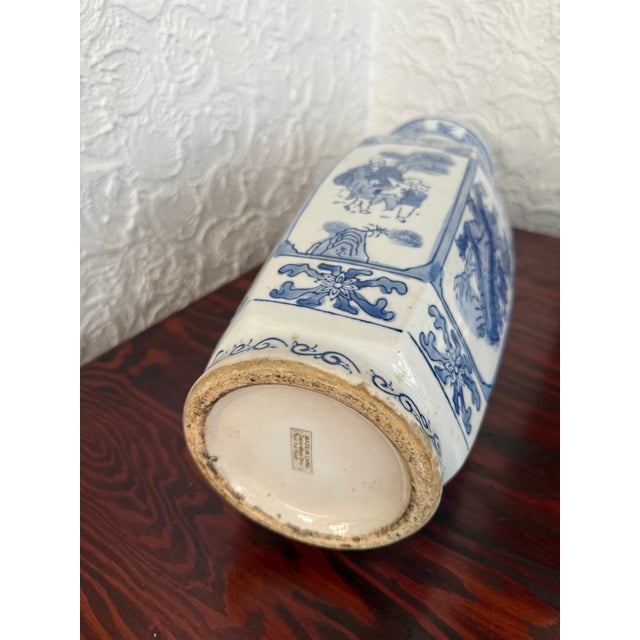 Bunny Williams Home Vintage 1980s Chinese Export Blue and White Porcelain Faceted Vase For Sale - Image 4 of 5