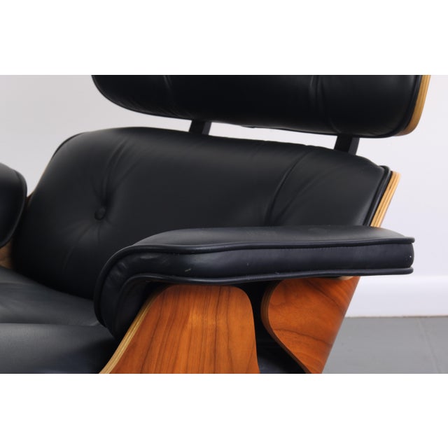 Herman Miller 670 Walnut Lounge and Ottoman by Charles and Ray Eames in MCL Leather For Sale In Orlando - Image 6 of 12