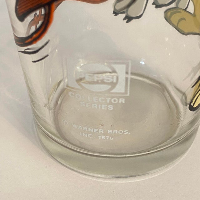 Rare 1976 Looney Tunes Collector Series "Stealing Sheep" Glass Featuring Sam Sheepdog and Ralph E. Wolf For Sale In Sacramento - Image 6 of 6