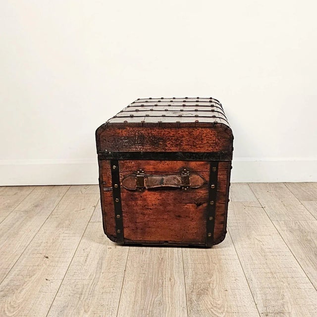 Early 20th Century Steamer Trunk in Pine With Metal Straps, Circa 1900 For Sale - Image 5 of 10
