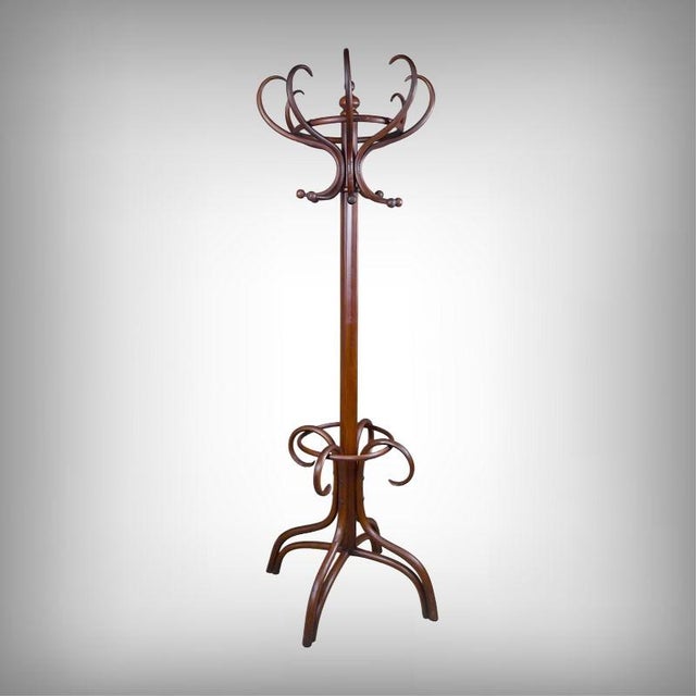This large, steam-bent beechwood coat rack embodies all the charm and technical mastery of furniture from this period. Its...