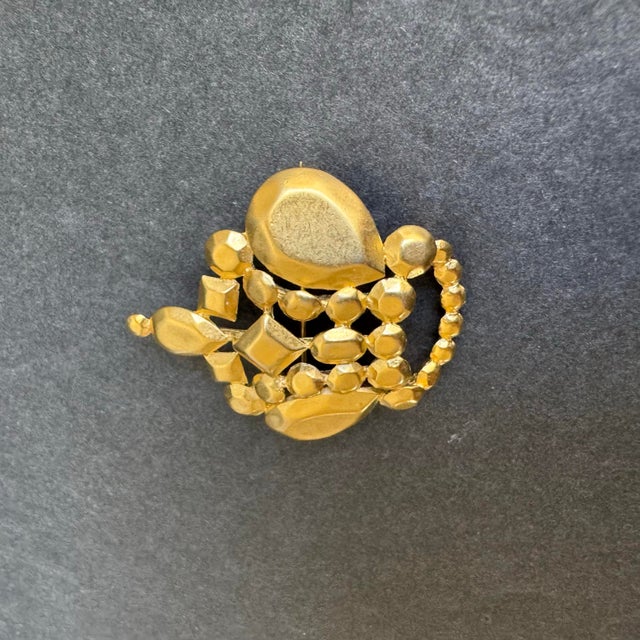 Trifari Gold Crown Brooch Vintage Matte Tm Retro Pin For Sale - Image 6 of 8