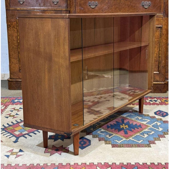 English Teak Display Cabinet, 1970s, in Good conditions. Designed 1970 to 1979
