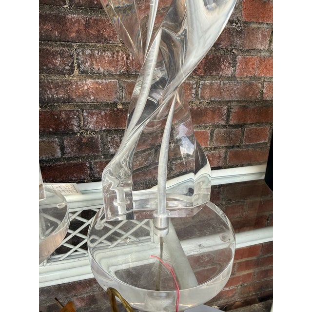 Vintage 1970s Hollywood Regency Lucite Helix Table Lamps, Attributed to Herbert Ritts for Astrolite - A Pair For Sale - Image 9 of 12