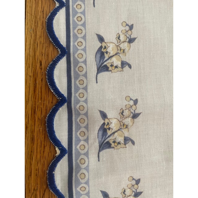 French Provenancial Tablecloth With 6 Matching Napkins- 7 Pieces For Sale - Image 4 of 9