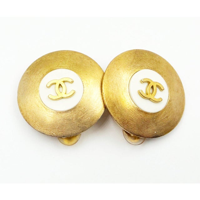 Chanel 1990s Chanel Vintage Gold Plated CC White Disc Clip on Earrings, A Pair For Sale - Image 4 of 5