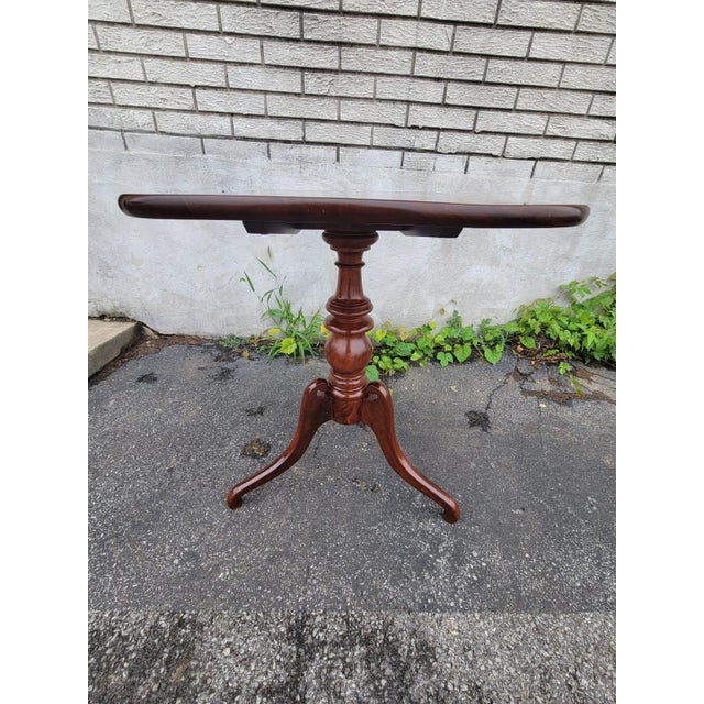 Originating from the 1820s, this table is a prime example of the Federal style, characterized by its graceful lines and...
