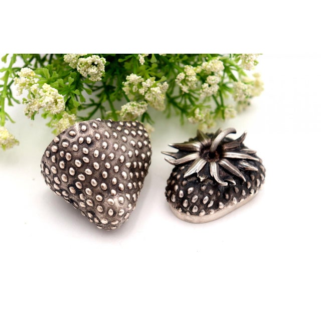 Strawberry-Shaped Box with Reliefs and Applications For Sale - Image 4 of 6