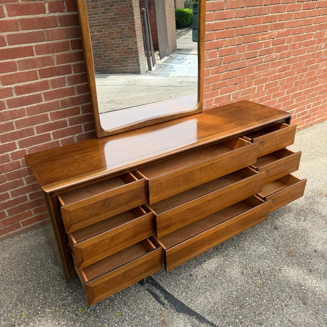 Mid-Century Modern 1960s American of Martinsville Lowboy Dresser With Mirror For Sale - Image 3 of 12