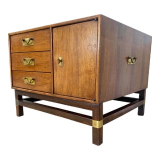 Mid-Century Modern Tung-Si End Table on Stand by Hickory For Sale