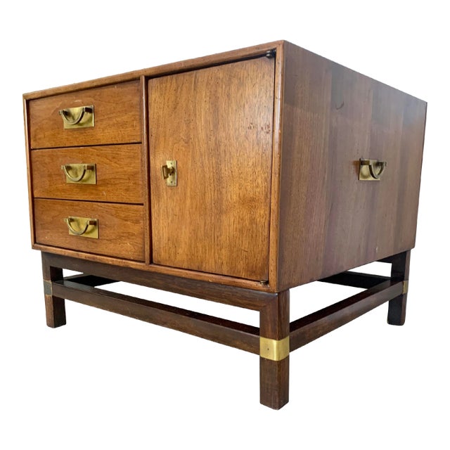 Mid-Century Modern Tung-Si End Table on Stand by Hickory For Sale