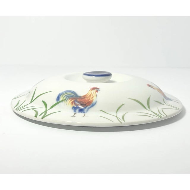 Bia Cordon Bleu, Blanc De Table “Rooster” Round Baking Casserole Dish & Lid For Sale In Dallas - Image 6 of 7