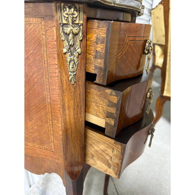 French Louis XV Style 3-Drawer Bedside / Side Table With a Marble Top and Gallery Tray, 19th Century For Sale In Savannah - Image 6 of 7