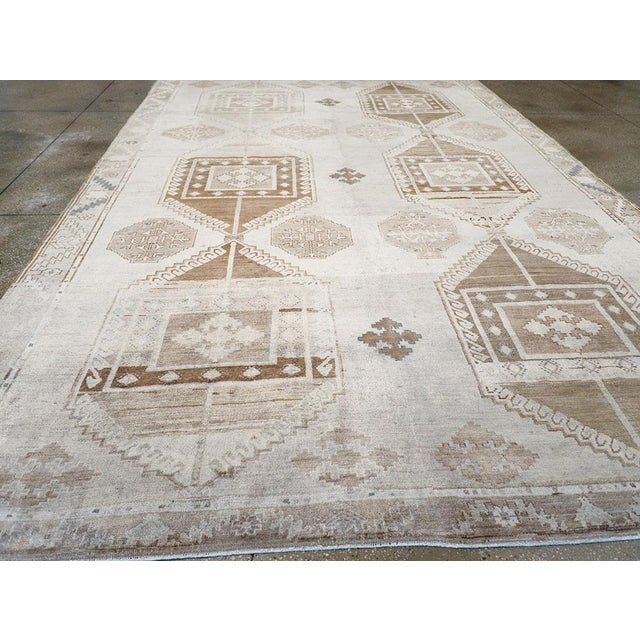 Galerie Shabab Collection Mid-20th Century Turkish Anatolian Room Size Carpet For Sale In New York - Image 6 of 8