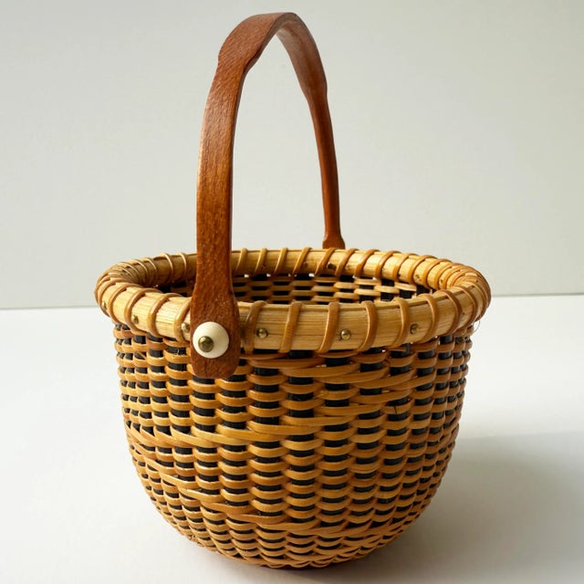 Beige Vintage Signed Nantucket Lightship Basket – Handcrafted With Bone Handle & Geometric Pattern For Sale - Image 8 of 10
