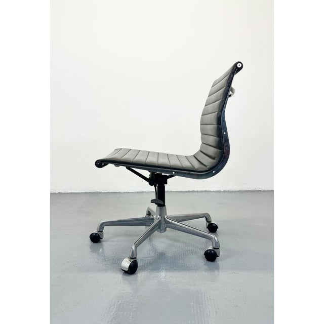 Mid-Century Modern EA117 Office Chair by Charles & Ray Eames for Herman Miller, 1980s For Sale - Image 3 of 11