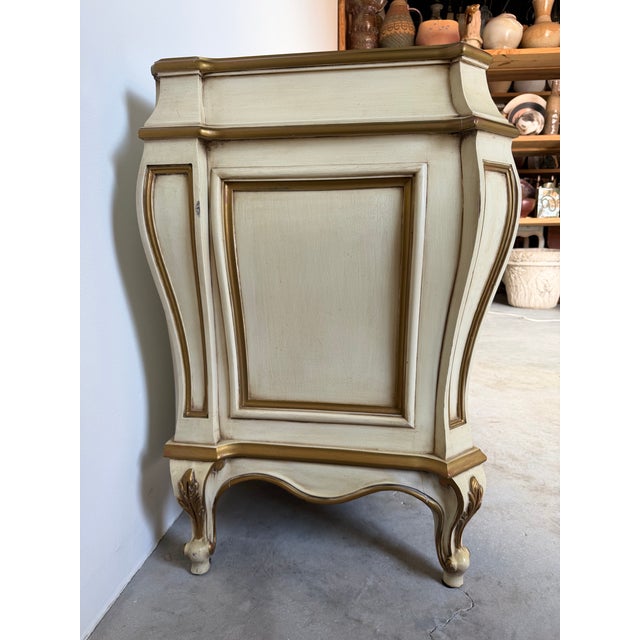 Vintage Karges French Provincial Louis XV-Style Eight-Drawer Dresser With Cabriole Legs & Ornate Brass Hardware For Sale In Miami - Image 6 of 17
