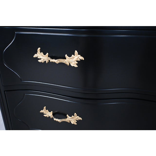 Black Lacquered French Provincial Chest of Drawers With Gilt Pulls by Tomlinson | Newly Refinished For Sale - Image 14 of 18