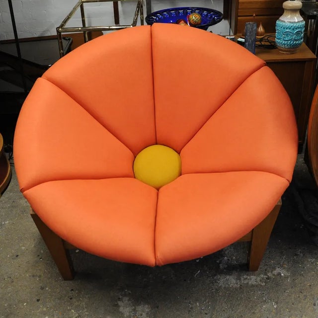 Large Mid-Century Fibreglass Pink and Yellow Flower / Daisy Chair on Wooden Tripod Stand, 1960s For Sale - Image 3 of 12