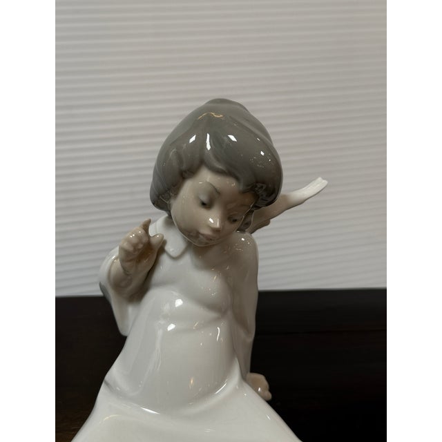 Design Plus Gallery presents the Porcelain Figurine Angel Wondering by Salvador Debón for Lladró. This is a classic...