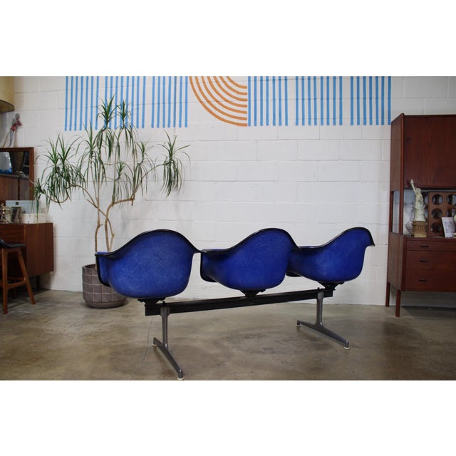 Mid-Century Modern Tandem Shell Bench by Herman Miller For Sale - Image 3 of 12