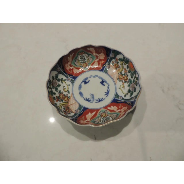 Vintage Red and Blue Round Imari Round Dish Floral pattern and scalloped edges. Size: 6"D x 2"H