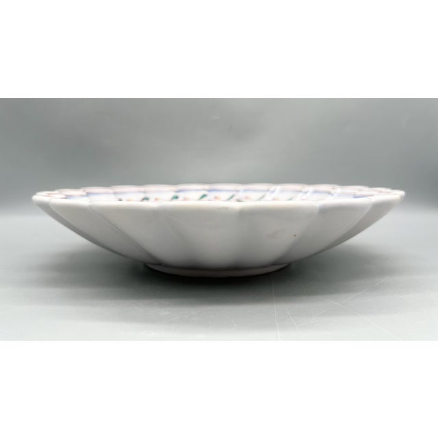 Vintage Outeiro Águeda Portuguese Hand-Painted Bird of Paradise Scalloped Bowl – French Country, Folk Art For Sale In Houston - Image 6 of 13