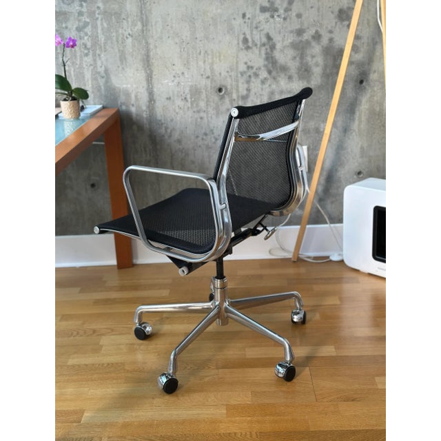 Metal Authentic Eames Aluminum Group Ea335 Task Chair For Sale - Image 7 of 11