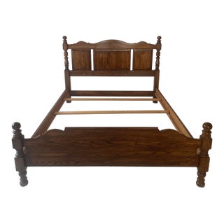 Late 20th Century Pennsylvania House Solid Oak Cannonball Style American Tradition With Colonial Charm Queen Bed Excellent Condition For Sale