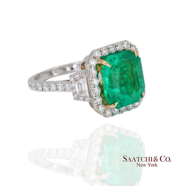 Contemporary Gia 18k (750) White Gold Natural Colombian Emerald and Natural Diamond Ring, Size 6 For Sale - Image 3 of 12