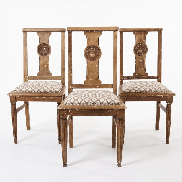 Traditional Early 20th Century Neoclassical Revival Urn-Back Oak Dining Chairs, Set of 3 For Sale - Image 3 of 9