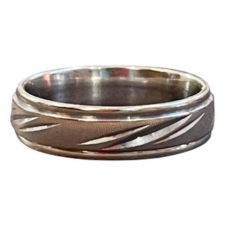 14 Karat White Gold Classic Wide Wedding Band With Design Ring, Unisex Size 10 For Sale