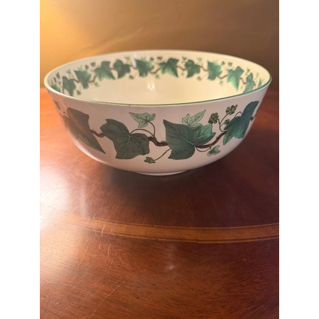 1950s Wedgwood Napoleon Ivy Queen's Ware - 1 Large Salad Bowl - 9-1/8" - Rare For Sale - Image 6 of 8