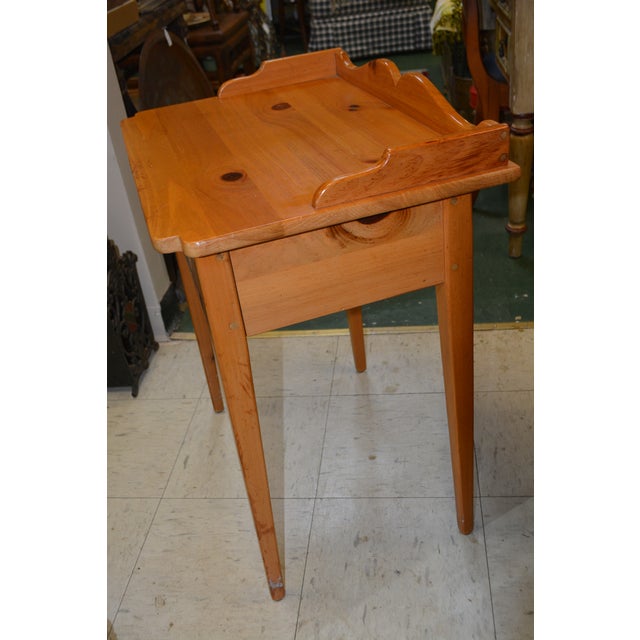 American 1970s Vintage Arts & Crafts Shaker Ethan Allen Pine Side Table W/ Drawer - Country Craftsman Collection For Sale - Image 3 of 18