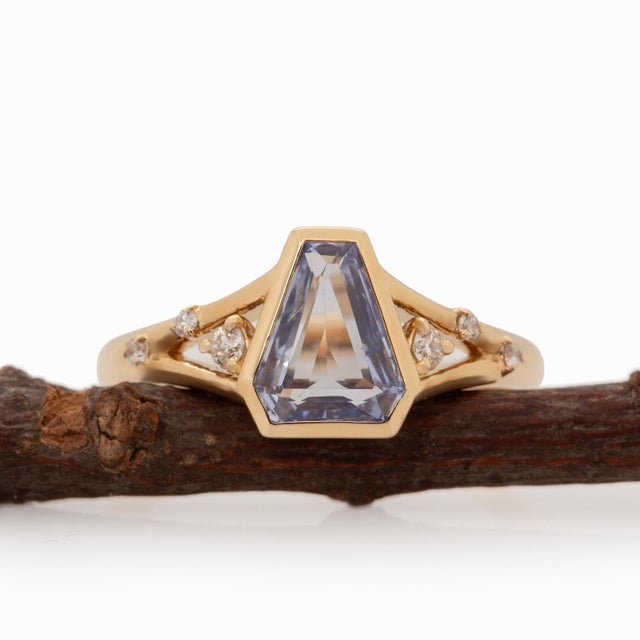 Modern 1.35cts Blue Sapphire Ring With Natural Diamond Accents: Solid 14k Gold, 8x6.5mm For Sale - Image 3 of 10